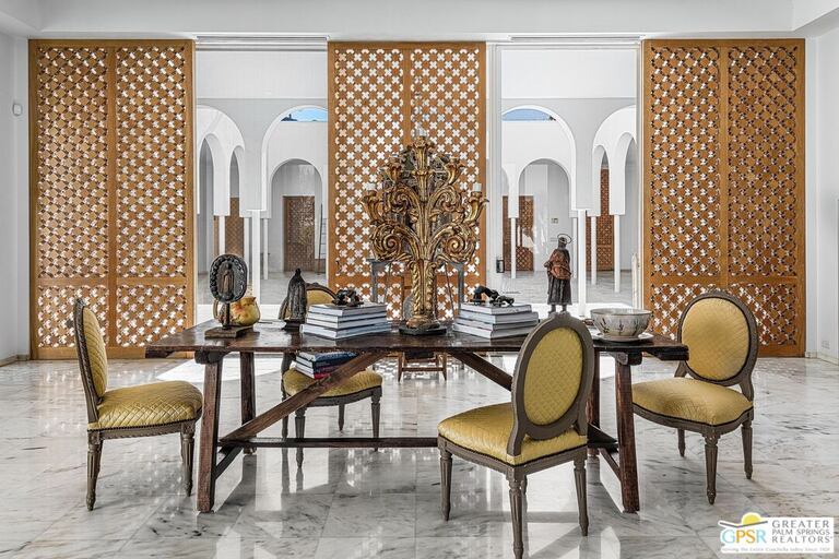 Des panneaux de bois sculptés servent de cloisons de séparation entre différentes pièces de la maison.