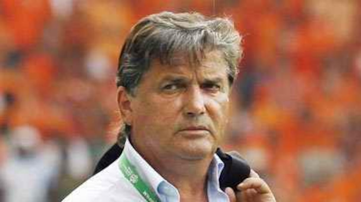 Après qu'il ait mené le onze national aux éliminatoires de la Coupe du monde de 1998 en France, le roi Hassan II décide d'accorder la nationalité marocaine à l'entraîneur des Lions de l'Atlas, Henri Michel.
