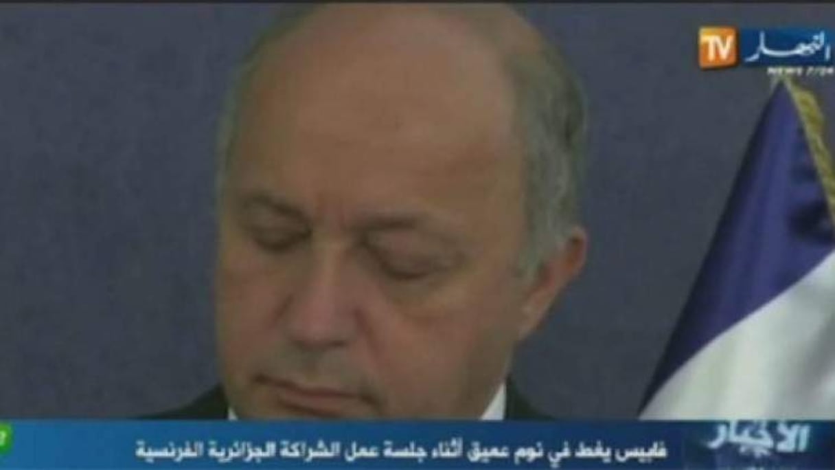 Fabius s'est endormi pendant quelques petites secondes, lors du speech du président Hollande le 15 juin courant à Alger.
