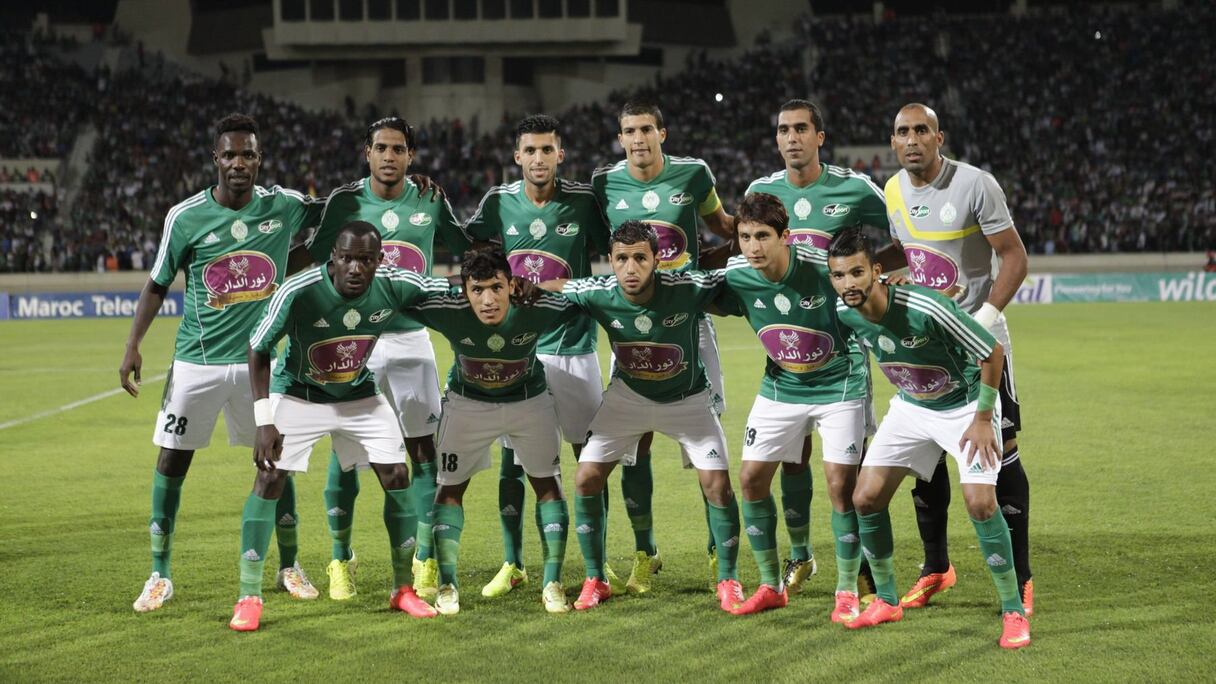 Le regard volontaire, soudés comme un seul homme, les joueurs du Raja son prêts à affronter leur adversaire sous les cris de leurs fans. 
