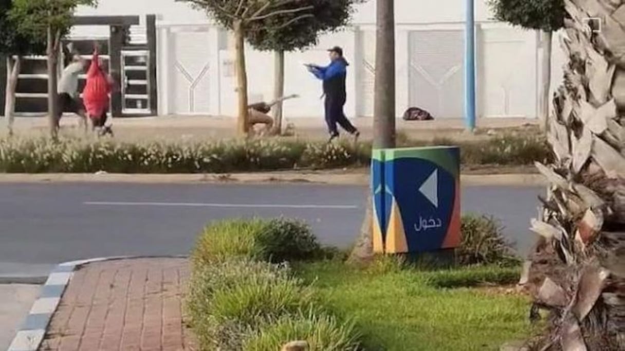 Une capture d'écran du moment où le policier a tiré des coups de feu sur les victimes.
