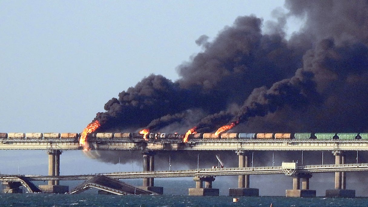 Une fumée noire s'échappe d'un incendie sur le pont de Kertch qui relie la Crimée à la Russie, après l'explosion d'un camion, près de Kertch, le 8 octobre 2022.
