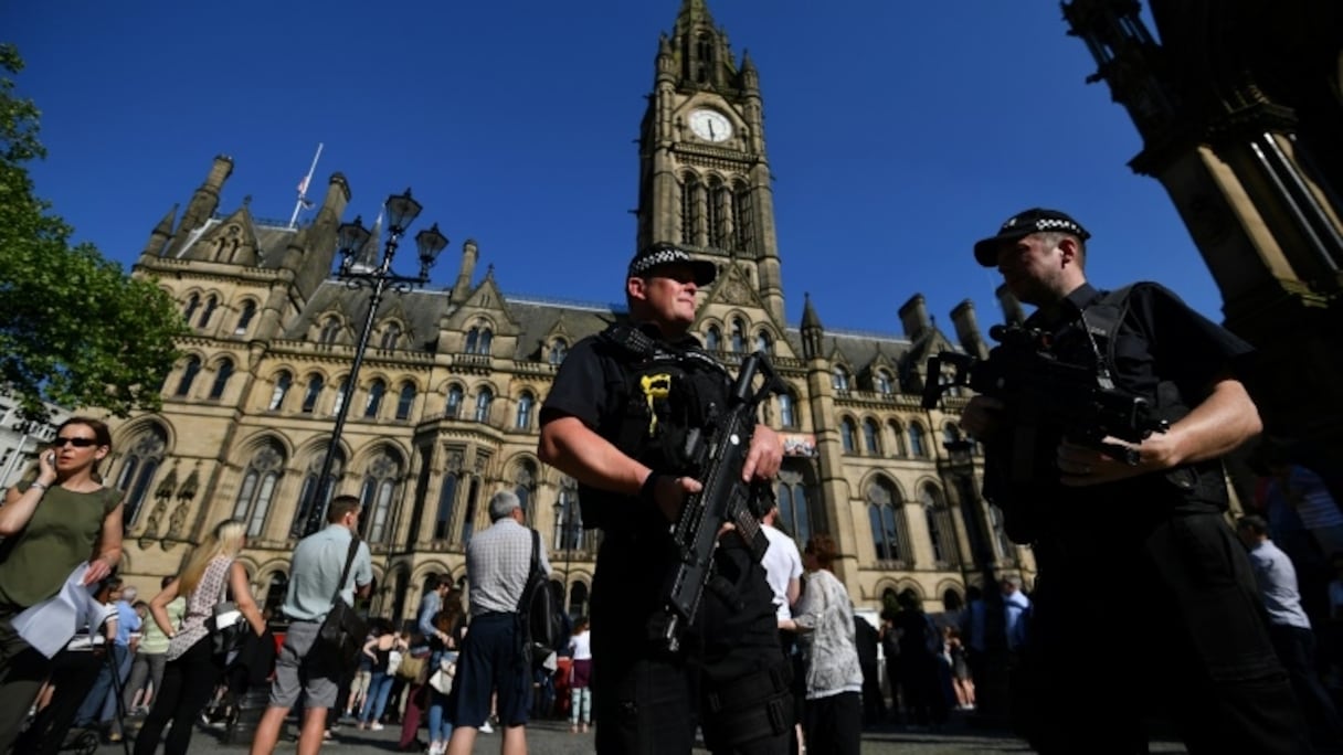 Des policiers en faction place Albert, le 26 mai 2017 à Manchester.
