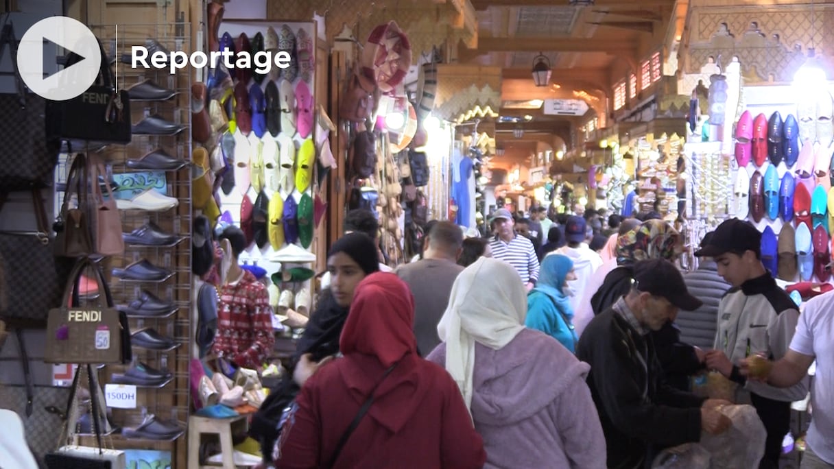 Dans la rue Souika de la médina de Rabat, les consommateurs font leurs achats en cette fête de Aïd Al-Fitr, malgré l'augmentation des prix. 
