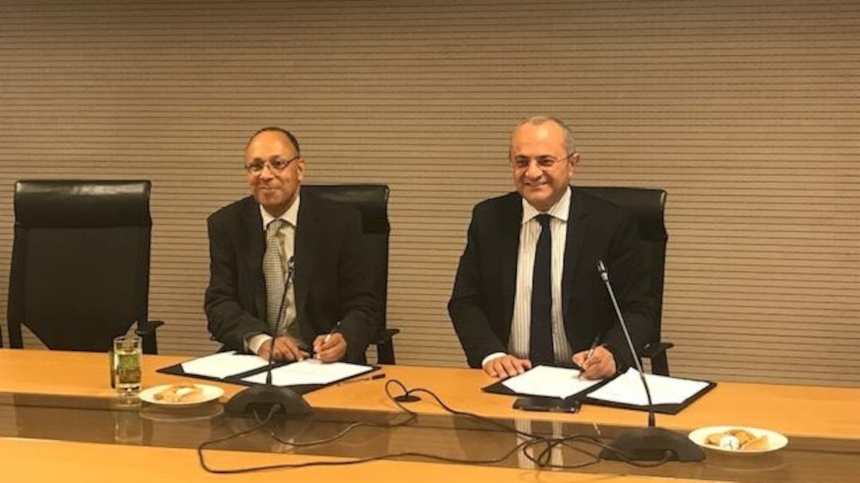 De g à d: Abdellatif Komat, doyen de la Faculté d'économie à Casablanca et Brahim Benjelloun Touimi, Administrateur DG exécutif de BMCE Bank Of Africa.
