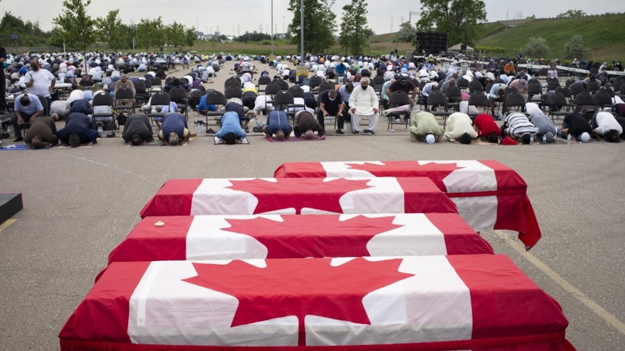 Des personnes en deuil et des sympathisants se rassemblent pour des funérailles publiques pour les membres de la famille Afzaal, au Centre islamique du sud-ouest de l'Ontario le 12 juin 2021 à London, au Canada. 
