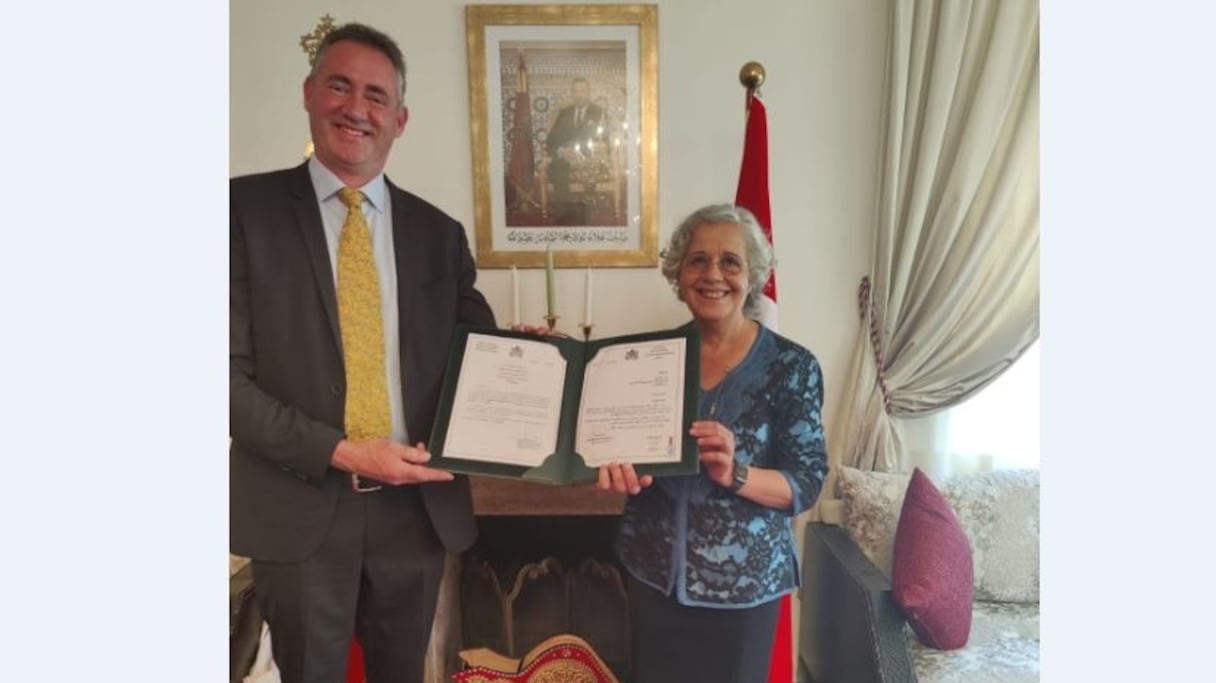 L’ambassadrice du Maroc au Danemark, Khadija Rouissi, remettant l’exequatur au nouveau consul honoraire du Maroc à Alborg, Lars Siggaard Andersen.
