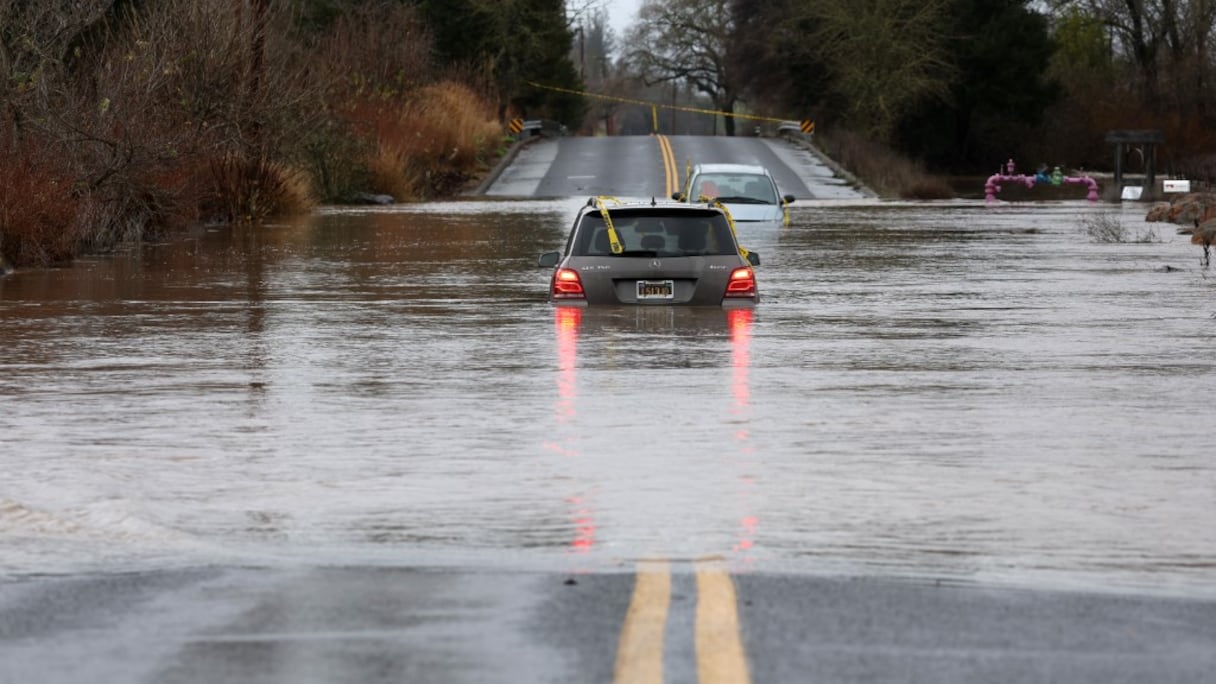 Une voiture submergée par les eaux après les pluies torrentielles des 10 et 11 janvier 2023 jours en Californie. 
