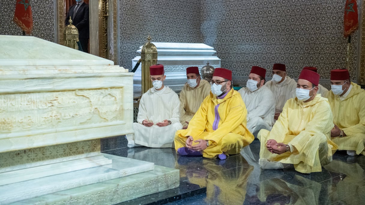 Le roi Mohammed VI se recueillant sur la tombe de feu le roi Mohammed V (Archives).
