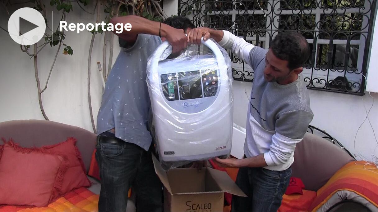 Deux acteurs de la société civile d'Agadir prêtent des oxygénateurs à domicile aux patients atteints du Covid-19 qui n'ont pas les moyens d'acquérir ce coûteux appareil. 
