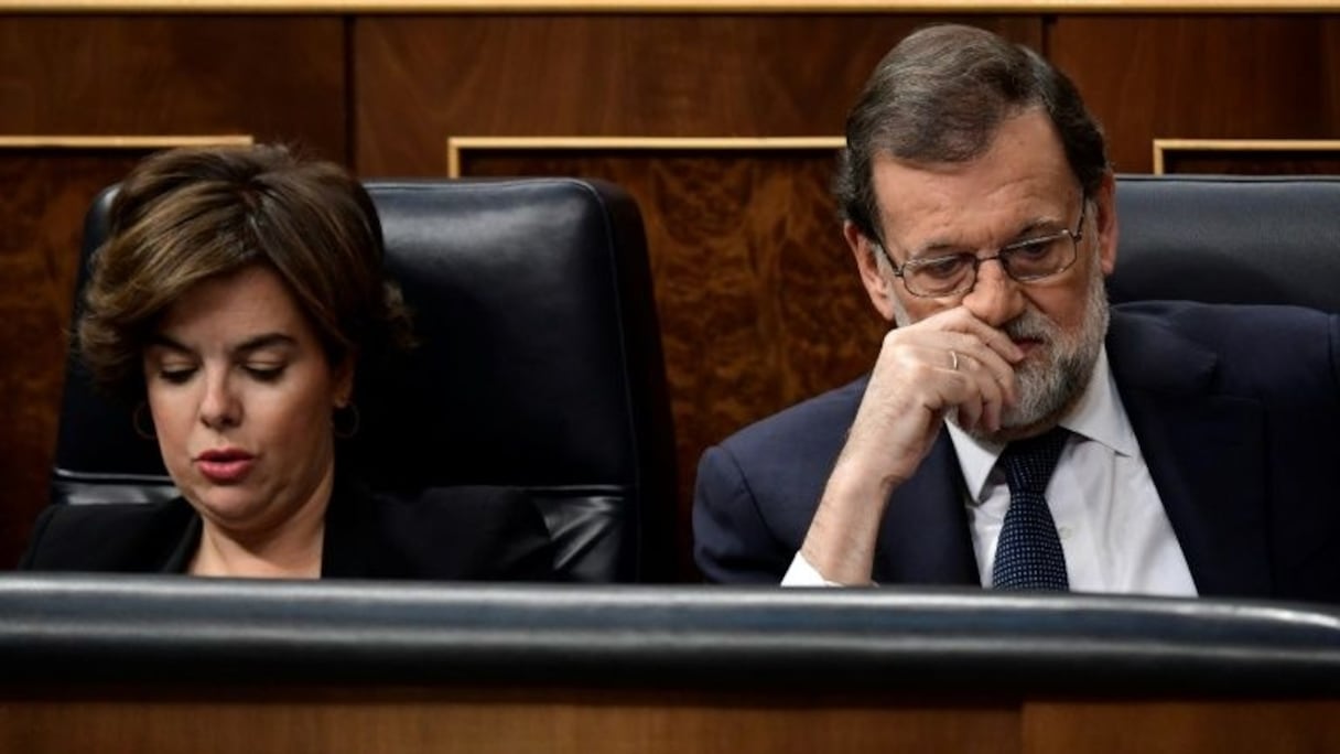 La vice-présidente du gouvernement Soraya Saenz de Santamaria et le Premier ministre espagnol Mariano Rajoy, le 11 octobre 2017 au Parlement à Madrid.
