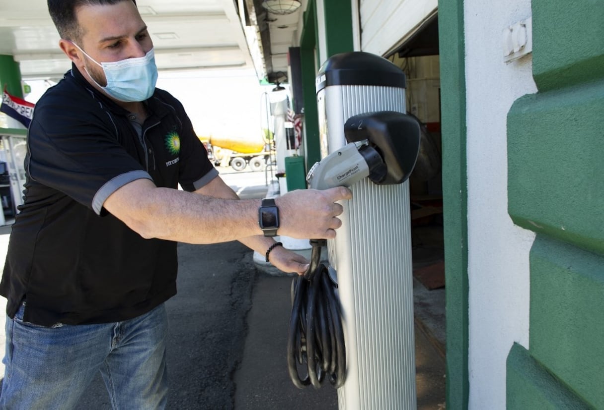 Jesse Georgaklis montre une station de recharge de véhicules électriques dans sa station-service BP, à Bridge, dans le New Jersey, le 6 mai 2021. 
