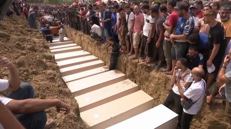 Alors que le régime algérien parle de 12 morts à l'échellent nationale, au moins 15 corps ont été mis sous terre ce vendredi, dans un seul et même endroit, ici à Jijel.