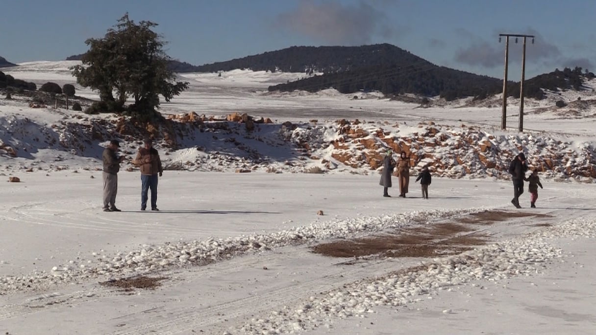 Des visiteurs venus à la région de Michlifen pour profiter de la neige. 
