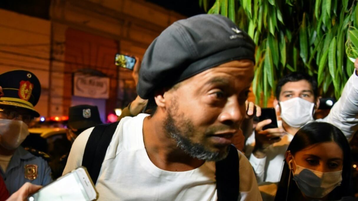 L'ancien footballeur brésilien Ronaldinho arrive dans un hôtel d'Asuncion où il est assigné à résidence le 7 avril 2020
