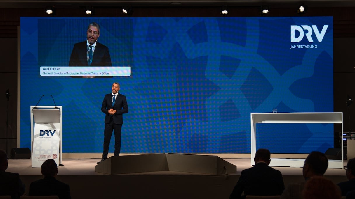 Adel El Fakir, directeur général de l’ONMT, prononce une allocution de bienvenue à l'ouverture du congrès de l’industrie touristique allemande, en la présence de nombreux professionnels allemands et marocains du tourisme, à Taghazout, le 1er décembre 2022.
