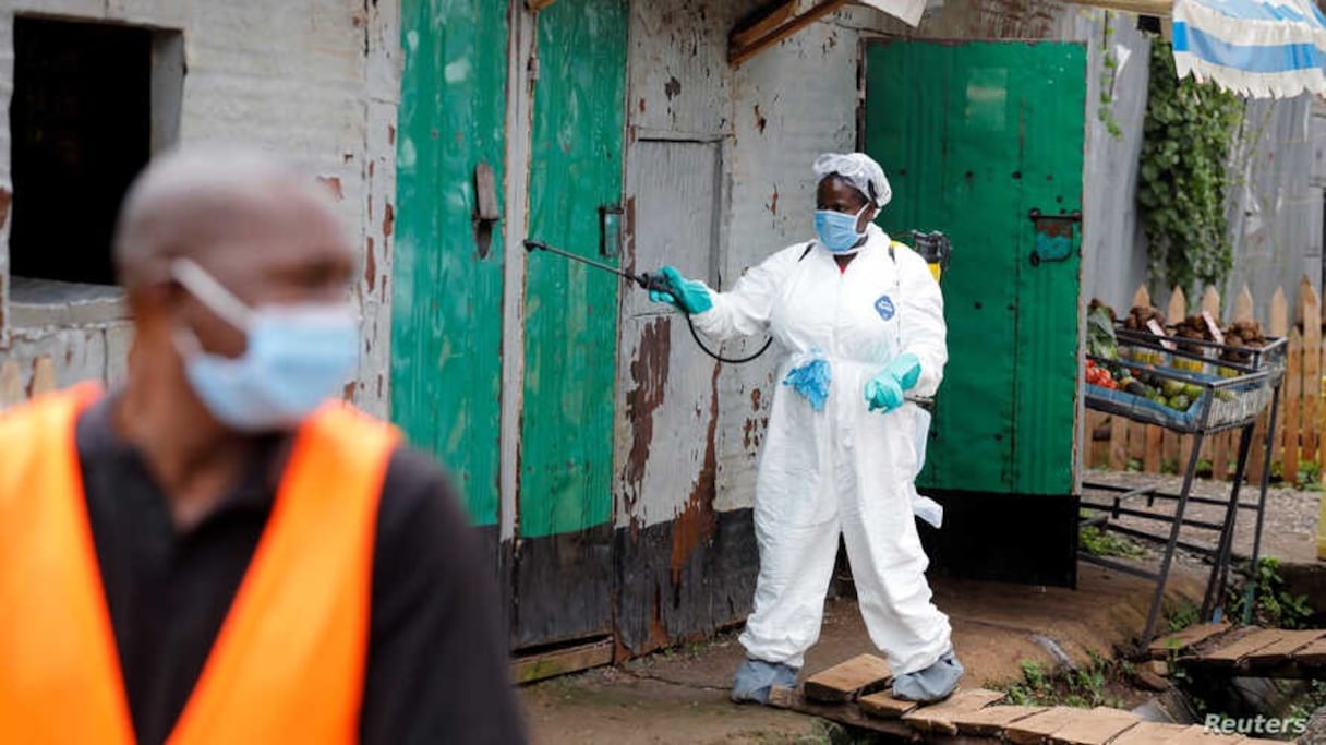 Un agent sanitaire désinfecte des domiciles à Mombassa. 
