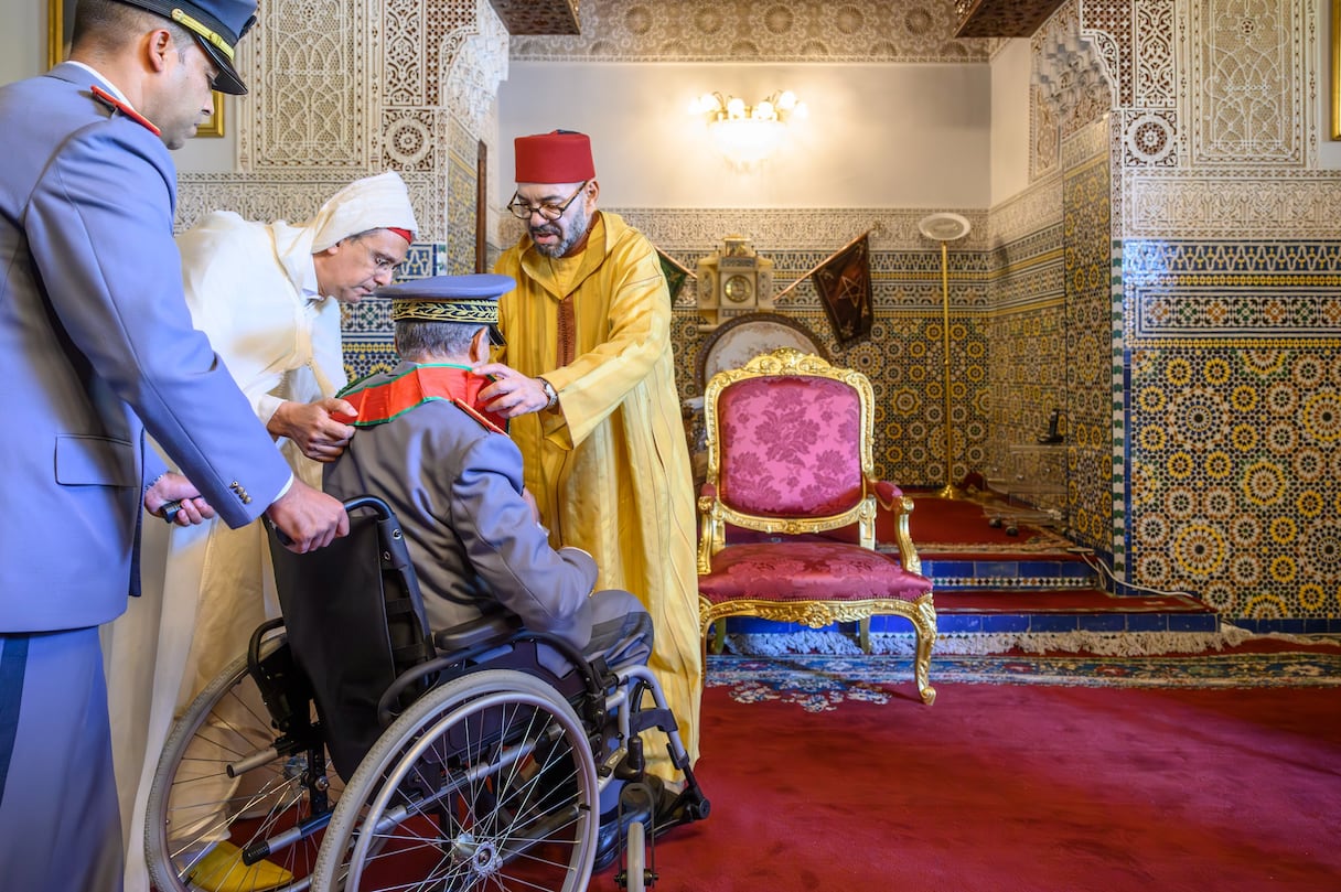 Le Roi Mohammed VI recevant, samedi 22 avril 2023 au Palais Royal de Casablanca, général de corps d’armée Belkhir El Farouk, ancien , Inspecteur général des FAR, commandant la Zone sud.