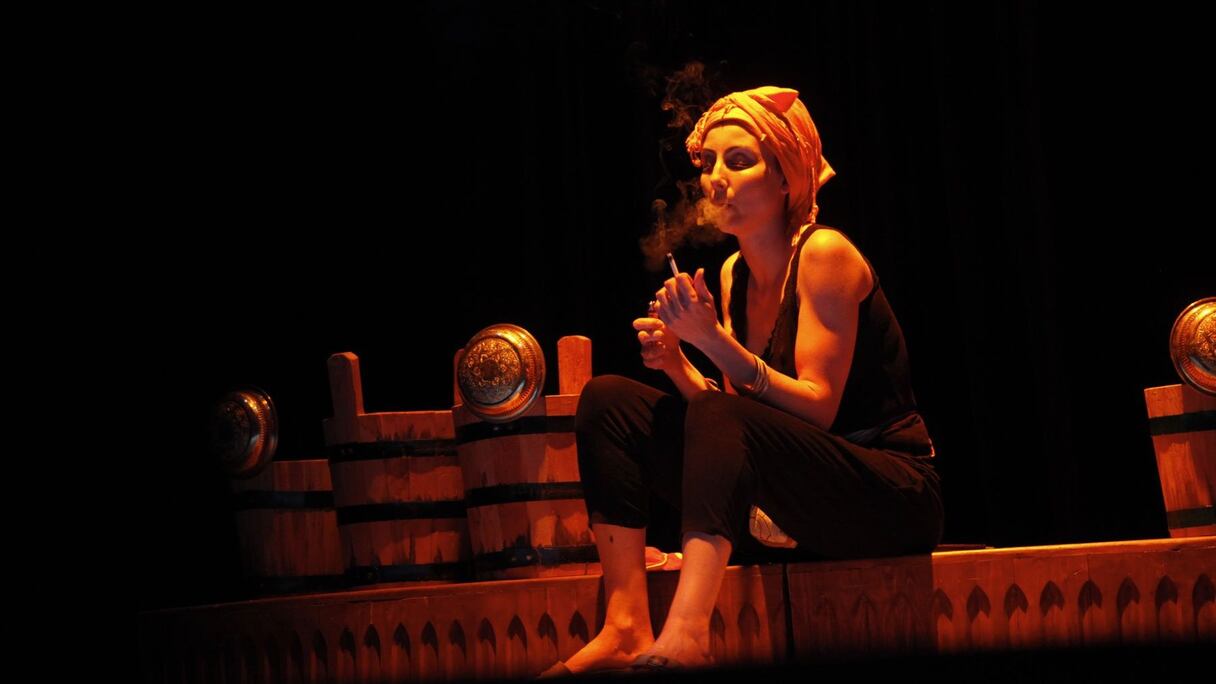 Et à travers leurs confidences tour à tour émouvantes, ironiques, violentes, se dessinent un paysage social hostile, où douleur et désespoir font partie du quotidien. Violences politiques, religieuses, sexuelles dont les femmes sont les premières à souffrir.  
