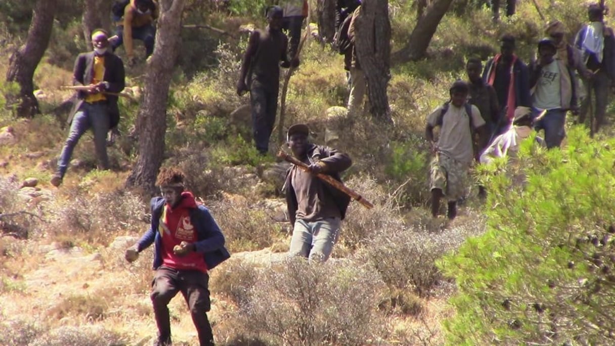 Le vendredi 24 juin 2022, nombre de migrants subsahariens, venus franchir la frontière entre Nador et Melilia, étaient armés de gourdins.
