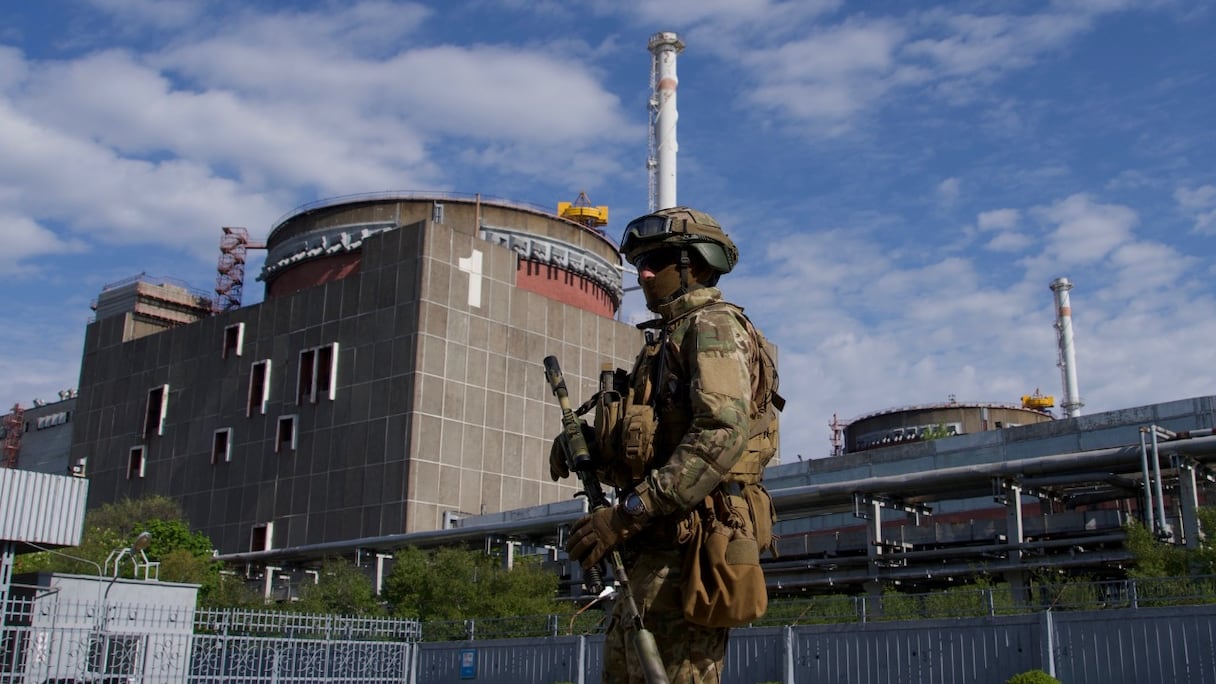 Un soldat russe patrouille sur le territoire de la centrale nucléaire de Zaporijjia, à Energodar, le 1er mai 2022. Cette centrale nucléaire, dans le sud-est de l'Ukraine, est la plus grande centrale nucléaire d'Europe et l'une des 10 plus grandes au monde.
