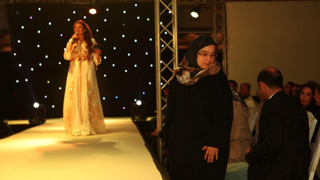 Nabila Benkiranen devant le podium du défilé.
