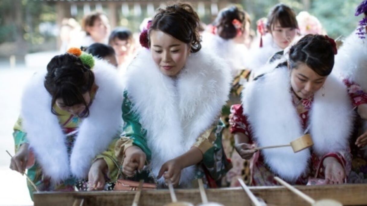 Des jeunes femmes prient au sanctuaire Meiji à Tokyo.
