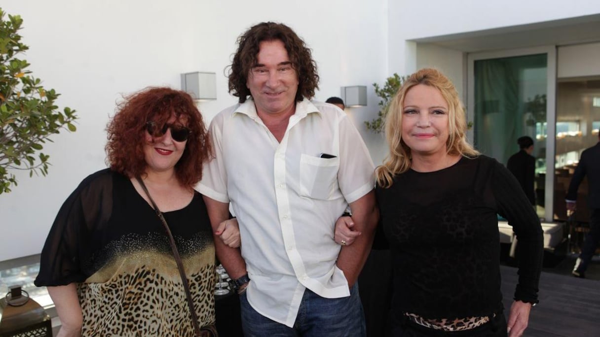 Ahmed Ghayat entouré de l'écrivaine Bahaa Trabelsi et de Valérie Moralès Attias.
