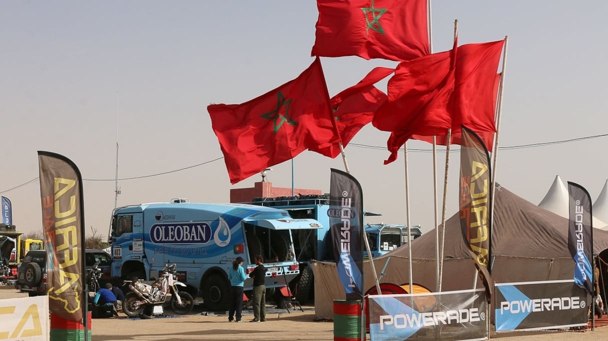 Les participants au rallye Monaco-Dakar, à Dakhla. 
