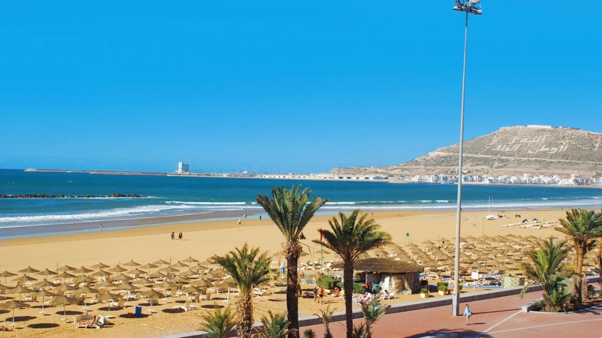 La ville d’Agadir est réputée dans le monde entier pour sa plage de sable fin. D’une longueur de huit kilomètres, la plage d’Agadir est protégée des vents qui balaient la côte.
