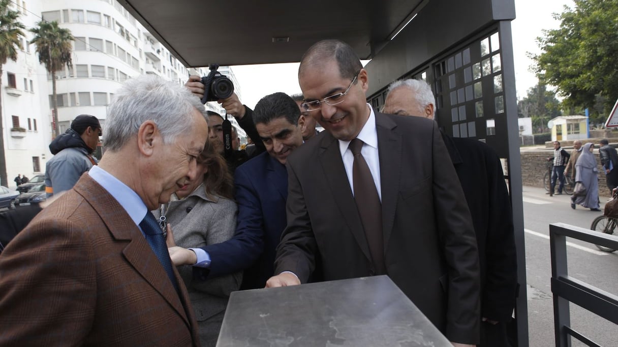 Le wali de Casablanca valide son ticket du tram.
