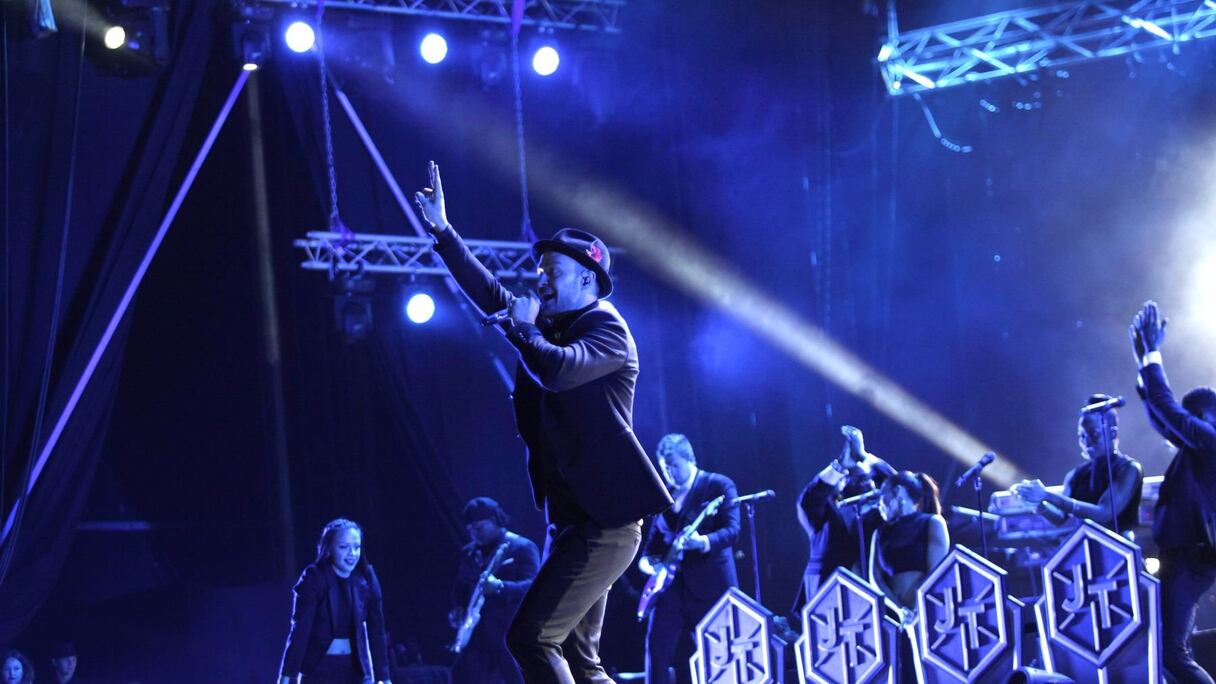 Accompagné de musiciens et choristes époustouflants, Justin Timberlake, très scénique et d'une énergie débordantes, a achevé de conquérir le public en enflammant littéralement Rabat. 
