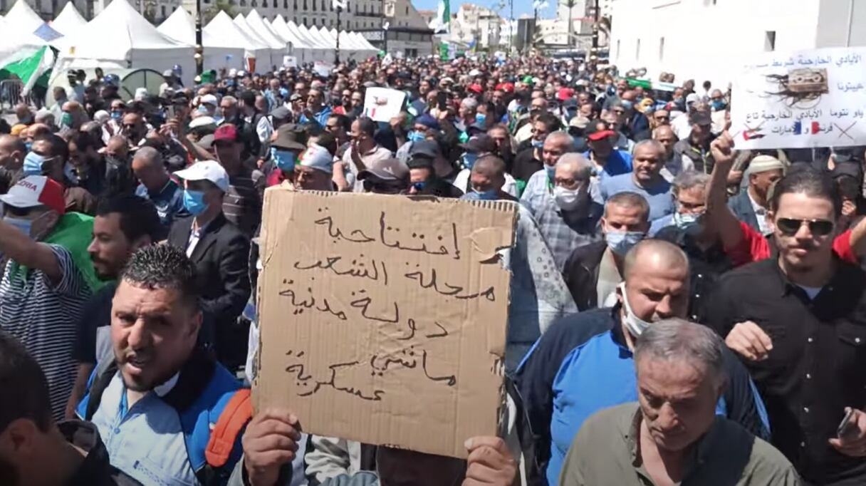 Avec cette pancarte, le Hirak a cloué le bec au média "El Djeïch", porte-voix de l'armée algérienne.
