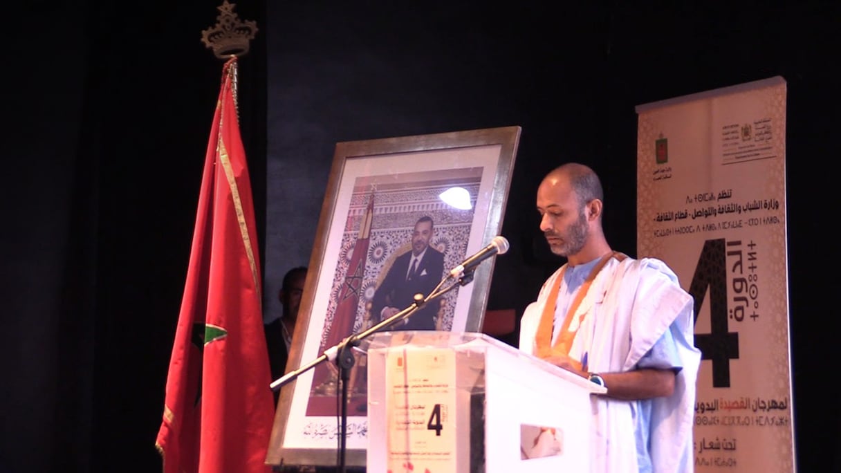 Mohamed Elamine Mae El Aïnine, chef de l'Union des poètes et écrivains hassanis des trois régions du Sahara, au cours de la cérémonie d'ouverture du quatrième Festival du poème bédouin-hassani, le 11 novembre 2022 à Laâyoune.
