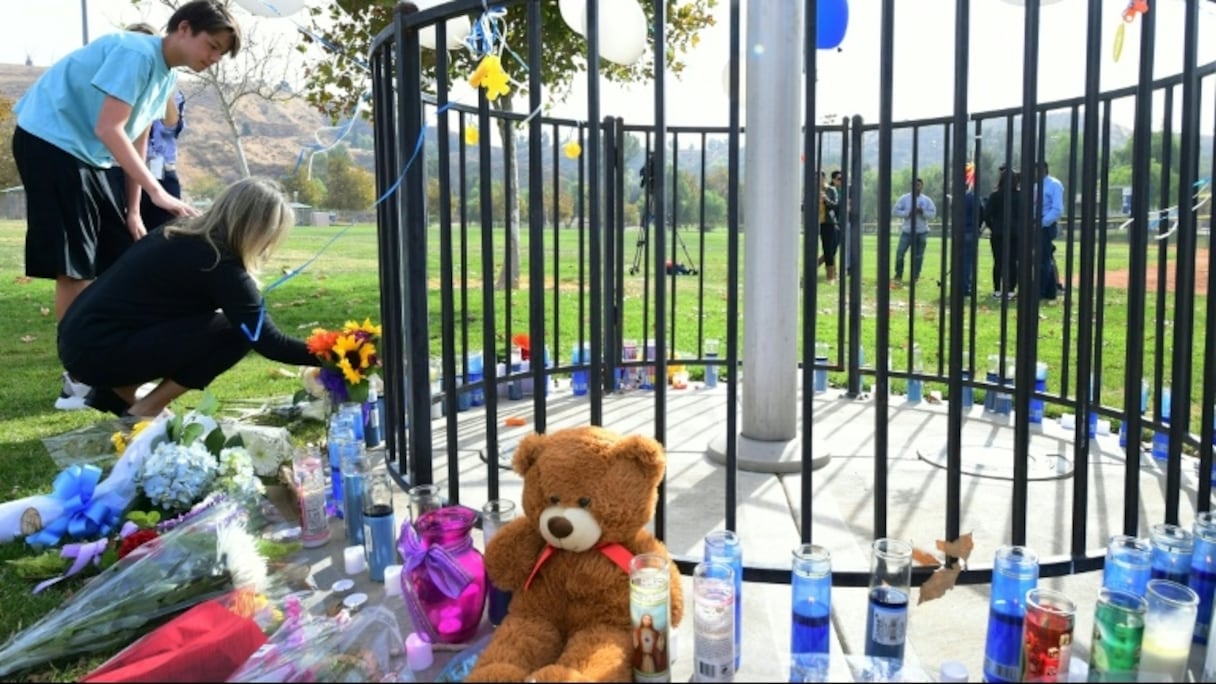 Un mémorial érigé près du lycée de Saugus en hommage aux victimes de la fusillade le 15 novembre 2019.
