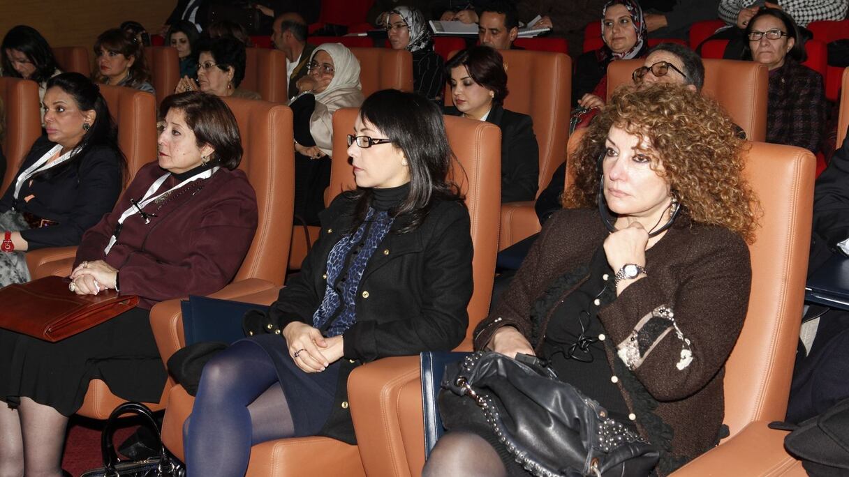 Touria Souaf, journaliste à 2M, suit avec beaucoup d'attention le débat.
