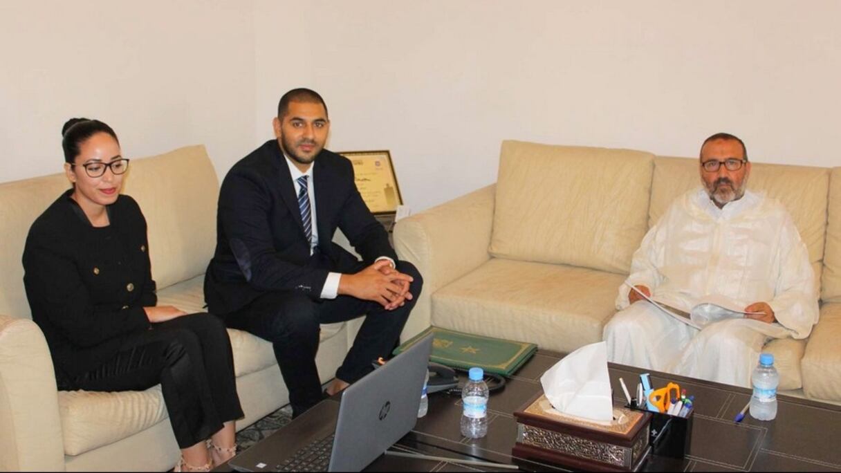 Bachir Abdellaoui, maire de Tanger, recevant les deux Marocains initaiteurs du projet d'envergure "Grande roue de Tanger".
