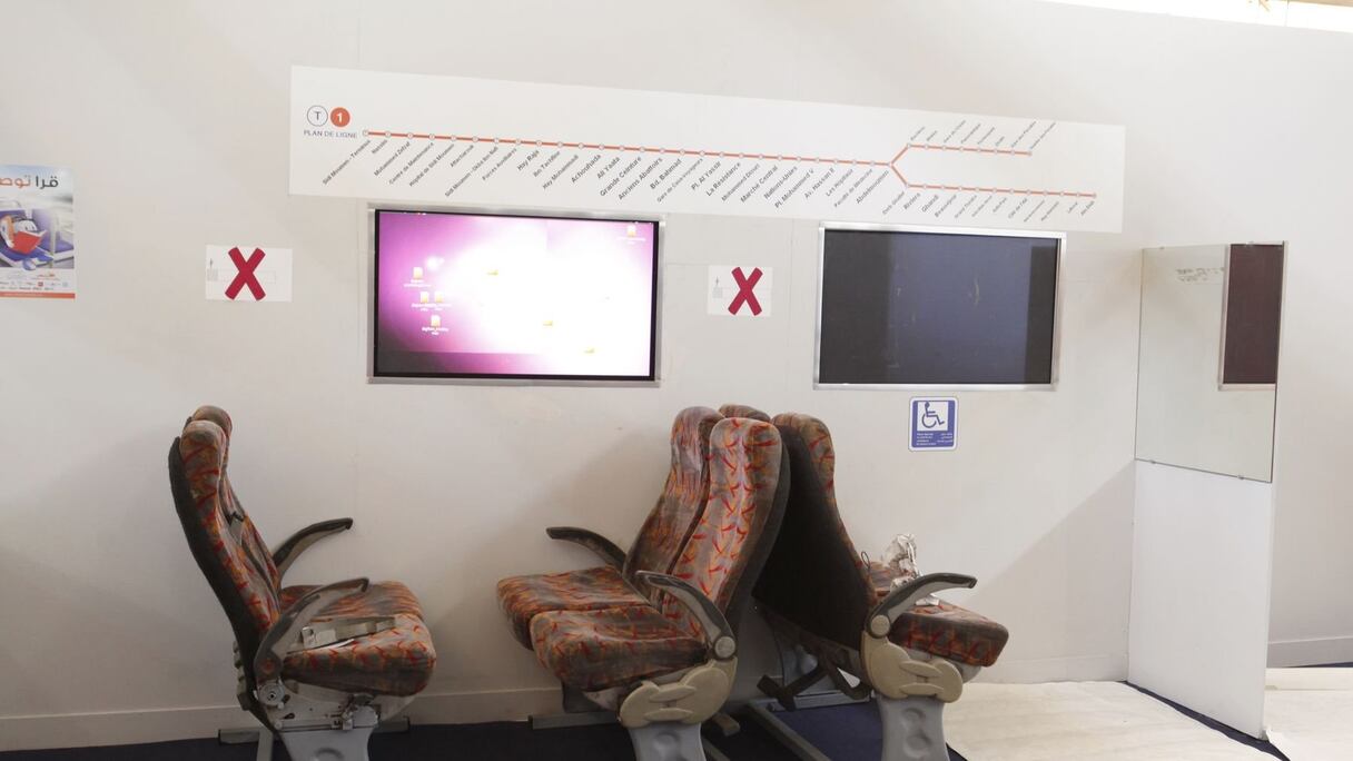 Des décors ont été plantés comme pour un tournage de film.