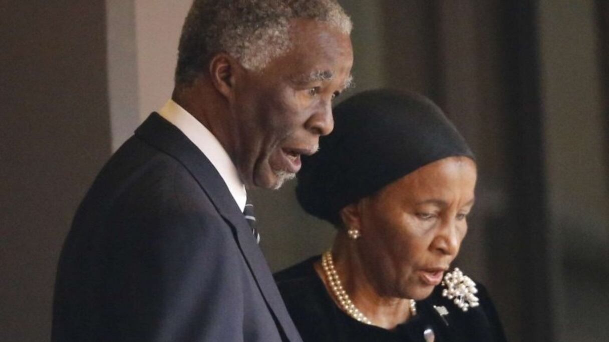 Thabo Mbeki, qui a succédé à Nelson Mandela à la tête de l'Afrique du Sud en 1999, et sa femme Zanele, dans le FNB Stadium pour la cérémonie d'hommage à Nelson Mandela.
