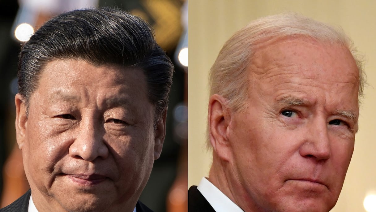 Le président chinois Xi Jinping lors d'une cérémonie de bienvenue pour le président bulgare Rumen Radev à Pékin, le 3 juillet 2019, et le président américain Joe Biden, à la Maison Blanche à Washington, le 17 mai 2021.
