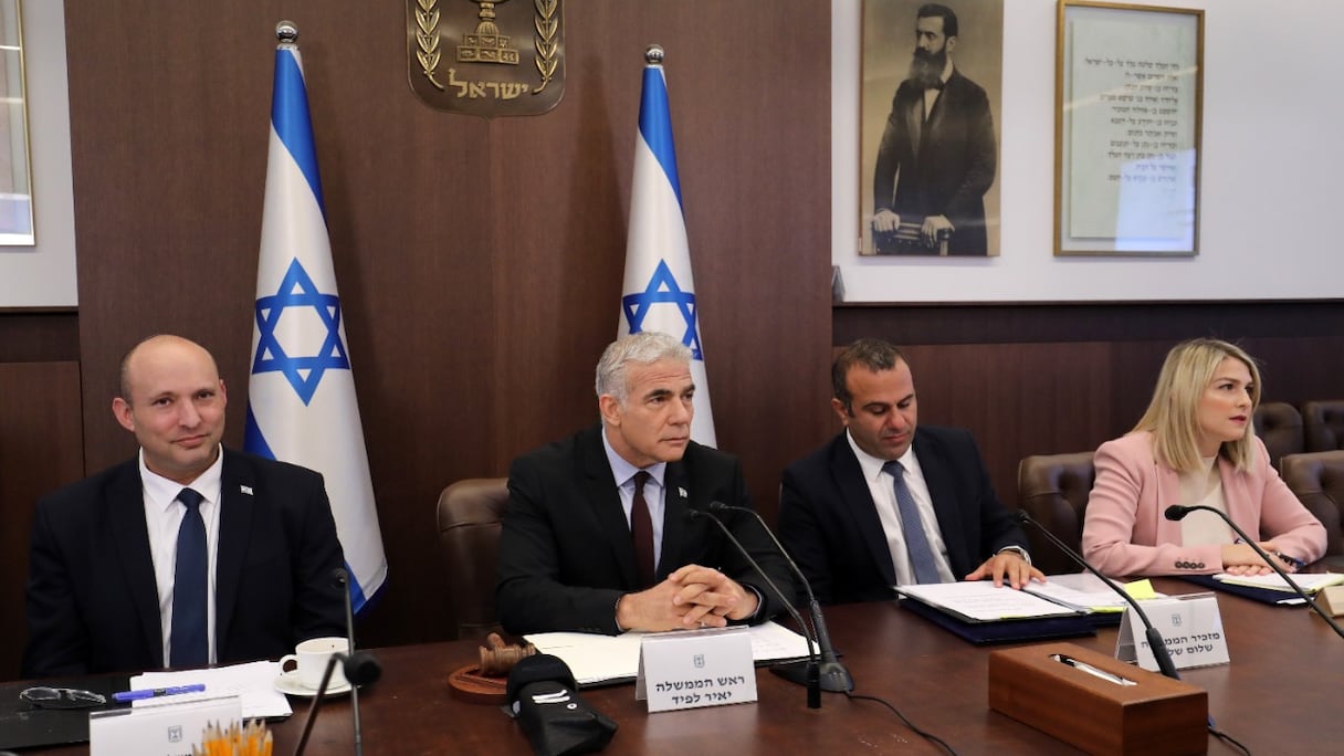 L'ancien Premier ministre israélien Naftali Bennett (à gauche), le Premier ministre par intérim Yaïr Lapid et le secrétaire du Cabinet Shalom Shlomo, à la première réunion du cabinet à Jérusalem, le 3 juillet 2022, peu après la dissolution de la Knesset.
