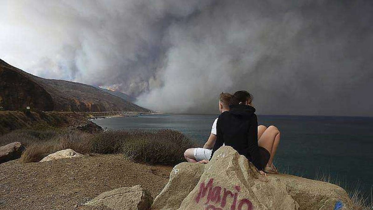 Un violent incendie fait rage depuis jeudi dans le nord de la Californie. La célèbre station balnéaire de Malibu a été évacuée.
