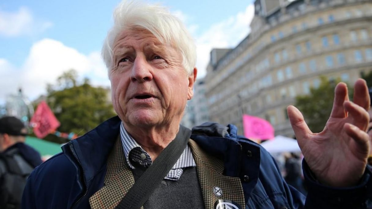 Stanley Johnson est le père du Premier ministre britannique Boris Johnson. 
