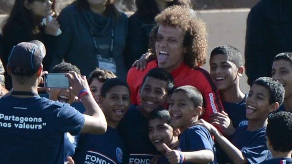 David Luiz pose avec des enfants lors du stage hivernal du PSG à Marrakech.
