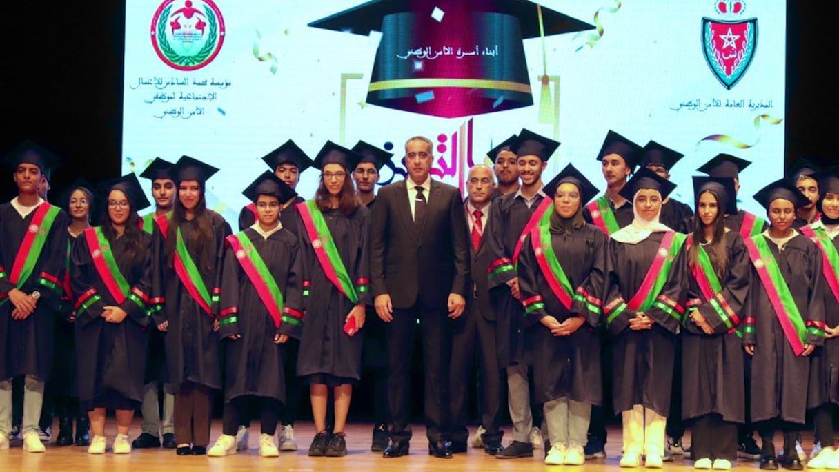 Abdellatif Hammouchi (au centre) pose pour une photo de famille au milieu de bacheliers méritants, enfants de fonctionnaires de la DGSN, au cours d'une cérémonie de remise de bourses d’excellence, le 6 novembre 2022, à Rabat.
