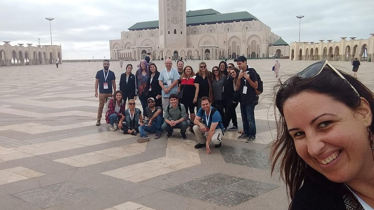 Selfie-perche sur l'esplanade de la mosquée Hassan II de Casablanca, de la chercheure israélo-marocaine Einat Levi (au premier plan, à droite), lors d'un séjour organisé en groupe au Maroc. 
