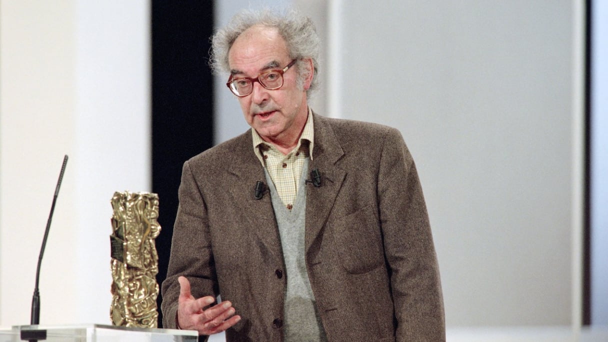 Jean-Luc Godard (1931 - 2022) reçoit un César d'honneur au cours de la 23e cérémonie des César, le 28 février 1998 au Théâtre des Champs-Elysées, à Paris. 
