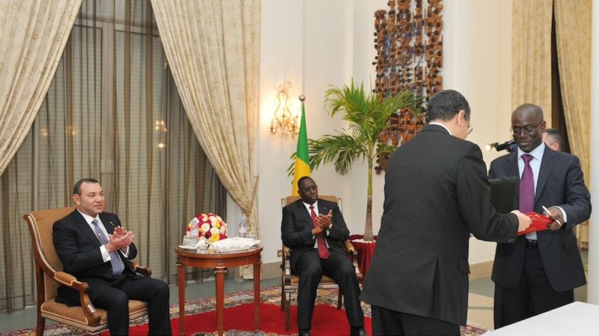 Le roi Mohammed VI et le président sénégalais, Macky Sall lors de la signature de deux accords bilatéraux à Dakar
