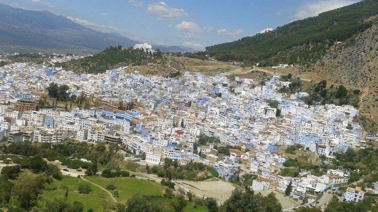 Chefchaouen. En 1883, Charles de Foucauld est le premier Européen qui la décrit, et qui souligne sa beauté pittoresque. Grâce à cet explorateur français, on sait que la ville comptait alors entre trois et quatre mille habitants, parmi lesquels une dizaine de familles juives.
