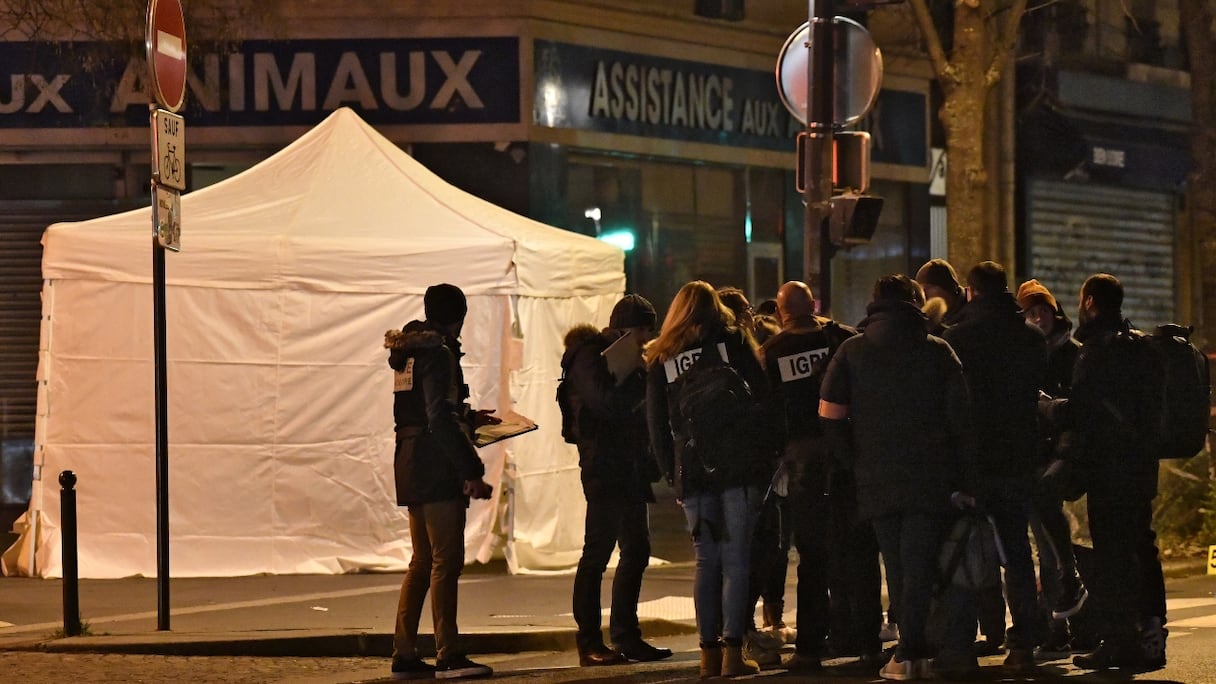 Des agents de l'Inspection générale de la police nationale (IGPN) près des lieux où un homme a été abattu par des policiers à la suite d'un «comportement menaçant» à leur égard, selon la police, à Paris, le 22 janvier 2023. 
